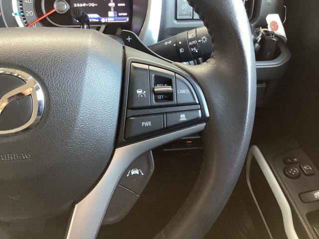 先行車との車間を維持しながら追従走行を行い、長距離でのドライバー負担を軽減させてくれます。