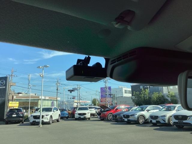 フロント側ドライブレコーダー。運転中の映像・音声などを記録して、交通事故やトラブルが起きた時の正確な状況把握に役立つドライブレコーダーが装着されています。