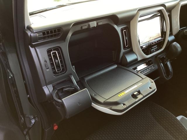 助手席前には収納やドリンクホルダーが装備されています。