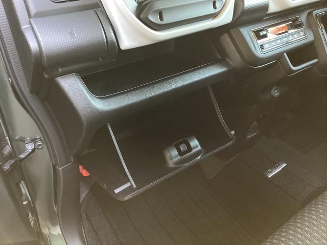 グローブボックスの上にも、ちょっとした小物入れがあります。