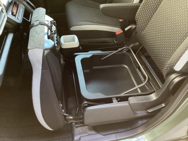 助手席の下には持ち運びできるボックスが収納されています。