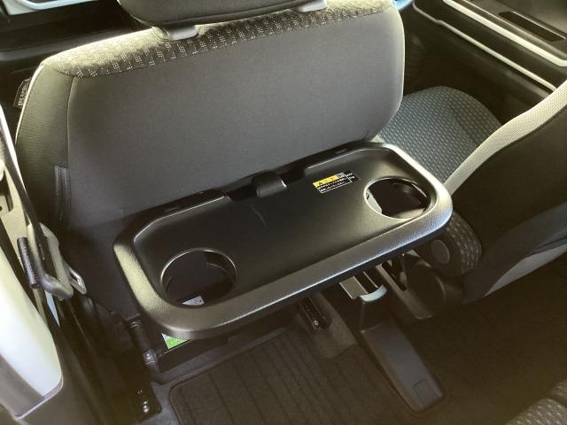 折り畳み式シートバックテーブルがあるので車内での飲食などに便利です。