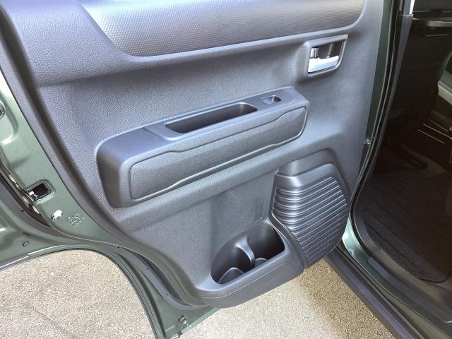 リアドアにはボトルホルダー付きドアポケットがあります。