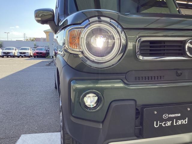 ＬＥＤヘッドライト装備！明るい白色光で夜間走行時の高い視認性を確保し、ＬＥＤならではの省電力化で低燃費にも貢献しています。ＬＥＤのフォグランプも装着されています。