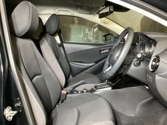 立体感があり、シート中央部とサイド部をくっきりと分断したサポート性の高い形状のシートが「人馬一体」感を強く演出しています。 7