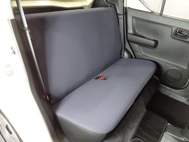 リアシートも使用感ないです！　足元もゆったり伸ばして座れますよ！