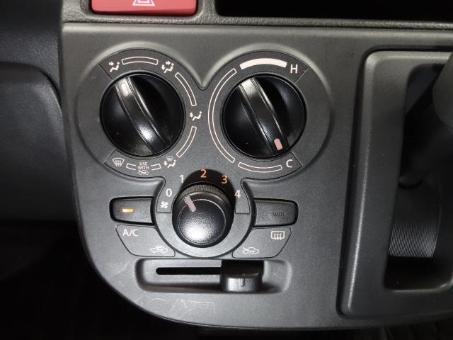 シンプルで操作しやすいマニュアルエアコンを装備！