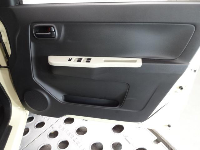 運転席ドアの内張の状態です。目立った傷や汚れなどもございません。