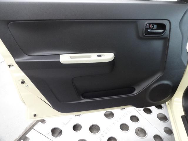 助手席ドアの内張の状態です。目立った傷や汚れなどもございません。