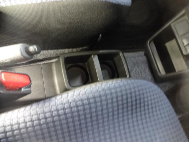 センターコンソール周りの状態です。ハンドブレーキ式となっております。