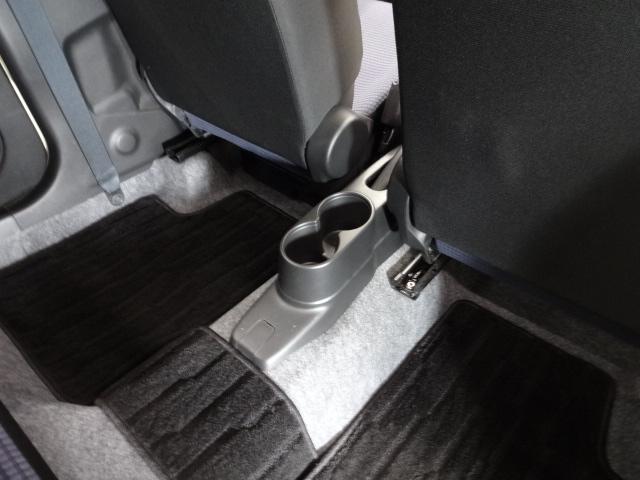 後席の足元も使用感があまりなく安心してお使いいただけます！