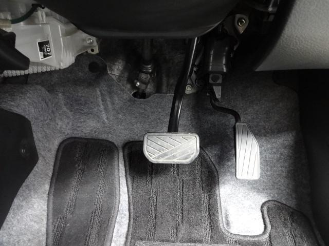 運転席の気になる足元も汚れが少なく、大変きれいな状態です。