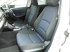 運転席・助手席のエアバッグに加え、サイド・カーテンエアバックは防御姿勢が取りづらい車両側面から乗員を守ります。 5