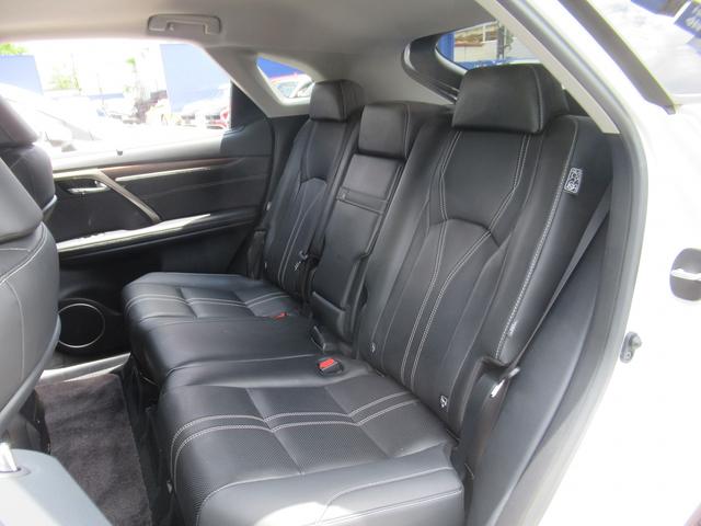ＲＸ ＲＸ４５０ｈ　バージョンＬ　後期・１オーナー・黒革エアシート・ＳＲ・３眼ＬＥＤ・パノラミックビュー・純正タッチパネルナビ・フルセグ・パワーバックドア・リアシートヒーター・全席パワーシート・ウッドコンビステア・ＨＵＤ・セーフティＳ（17枚目）
