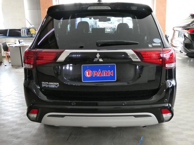 アウトランダーＰＨＥＶ Ｇプレミアムパッケージ　後期・ダイヤキルティングレザー・ｅ－Ａｓｓｉｓｔ・Ｓ－ＡＷＣ・純正ナビ・アラウンドビュー・フルセグ・純正１８ＡＷ・ＬＥＤヘッド・ＢＳＭ・ＬＫＡ・１００Ｖ１５００ｗ電源・シートヒーター・パドルシフト（8枚目）