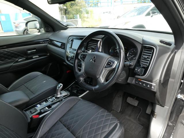 アウトランダーＰＨＥＶ Ｇプレミアムパッケージ　後期・ダイヤキルティングレザー・ｅ－Ａｓｓｉｓｔ・Ｓ－ＡＷＣ・純正ナビ・アラウンドビュー・フルセグ・純正１８ＡＷ・ＬＥＤヘッド・ＢＳＭ・ＬＫＡ・１００Ｖ１５００ｗ電源・シートヒーター・パドルシフト（12枚目）