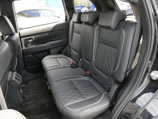 アウトランダーＰＨＥＶ Ｇプレミアムパッケージ　後期・ダイヤキルティングレザー・ｅ－Ａｓｓｉｓｔ・Ｓ－ＡＷＣ・純正ナビ・アラウンドビュー・フルセグ・純正１８ＡＷ・ＬＥＤヘッド・ＢＳＭ・ＬＫＡ・１００Ｖ１５００ｗ電源・シートヒーター・パドルシフト（16枚目）