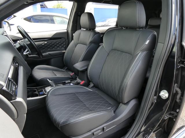 アウトランダーＰＨＥＶ Ｇプレミアムパッケージ　後期・ダイヤキルティングレザー・ｅ－Ａｓｓｉｓｔ・Ｓ－ＡＷＣ・純正ナビ・アラウンドビュー・フルセグ・純正１８ＡＷ・ＬＥＤヘッド・ＢＳＭ・ＬＫＡ・１００Ｖ１５００ｗ電源・シートヒーター・パドルシフト（17枚目）