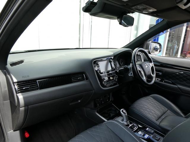 アウトランダーＰＨＥＶ Ｇプレミアムパッケージ　後期・ダイヤキルティングレザー・ｅ－Ａｓｓｉｓｔ・Ｓ－ＡＷＣ・純正ナビ・アラウンドビュー・フルセグ・純正１８ＡＷ・ＬＥＤヘッド・ＢＳＭ・ＬＫＡ・１００Ｖ１５００ｗ電源・シートヒーター・パドルシフト（18枚目）