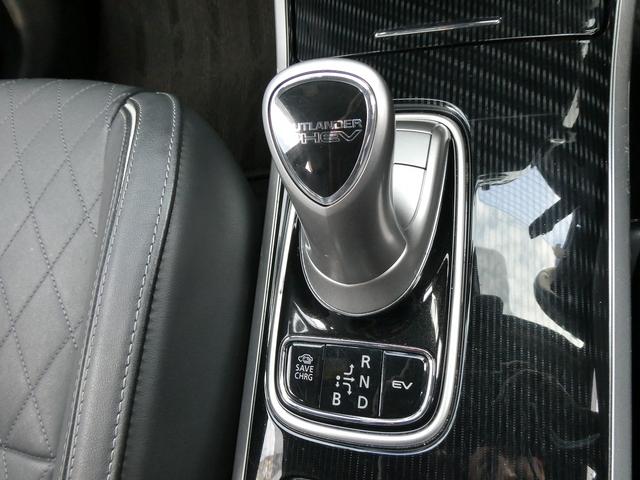 アウトランダーＰＨＥＶ Ｇプレミアムパッケージ　後期・ダイヤキルティングレザー・ｅ－Ａｓｓｉｓｔ・Ｓ－ＡＷＣ・純正ナビ・アラウンドビュー・フルセグ・純正１８ＡＷ・ＬＥＤヘッド・ＢＳＭ・ＬＫＡ・１００Ｖ１５００ｗ電源・シートヒーター・パドルシフト（26枚目）