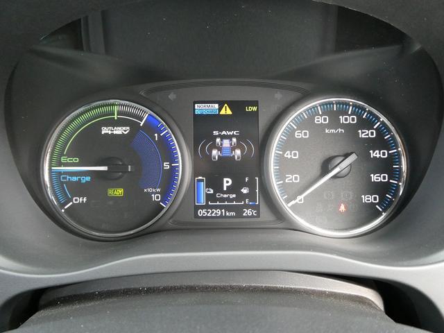アウトランダーＰＨＥＶ Ｇプレミアムパッケージ　後期・ダイヤキルティングレザー・ｅ－Ａｓｓｉｓｔ・Ｓ－ＡＷＣ・純正ナビ・アラウンドビュー・フルセグ・純正１８ＡＷ・ＬＥＤヘッド・ＢＳＭ・ＬＫＡ・１００Ｖ１５００ｗ電源・シートヒーター・パドルシフト（36枚目）