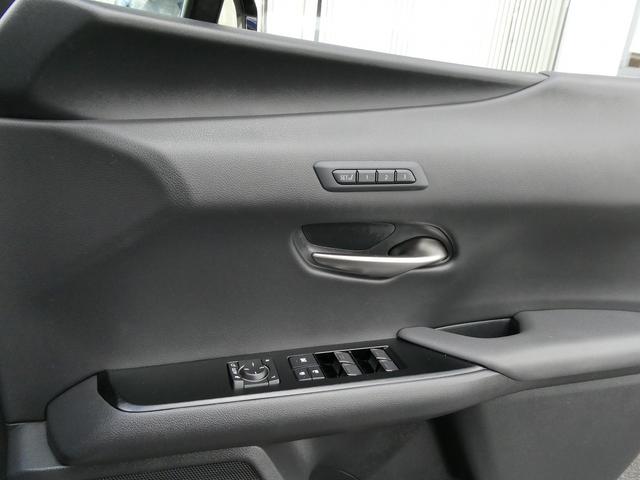 UX UX250h バージョンL 後期・黒革エアシート・パノラミックビュー・12.3インチタッチパネルナビ・フルセグ・カープレイ・純正18AW・パワーバックドア・3眼LEDヘッド・オートHIビーム・セーフティS・ドラレコ・ETC2.0(43枚目)