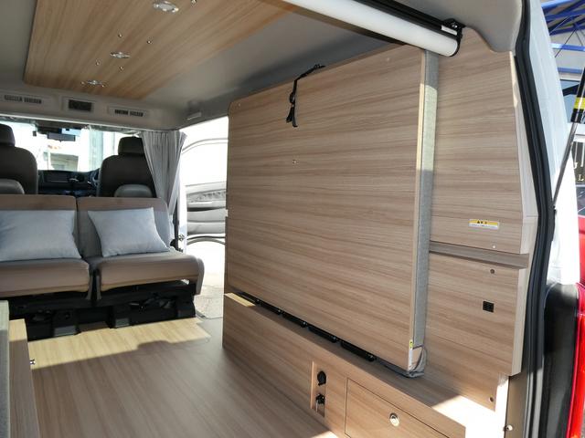 キャラバン グランドプレミアムGXマイルームローンチエディション OP跳ね上げベット・ロールスクリーン・ディーゼルターボ・両側スライドドア・左側自動ドア・アラウンドビュー・AC100V・外部電源入力システム・ルーフサイド間接照明・ウッドブラインド・木目調ルーフパネル(10枚目)