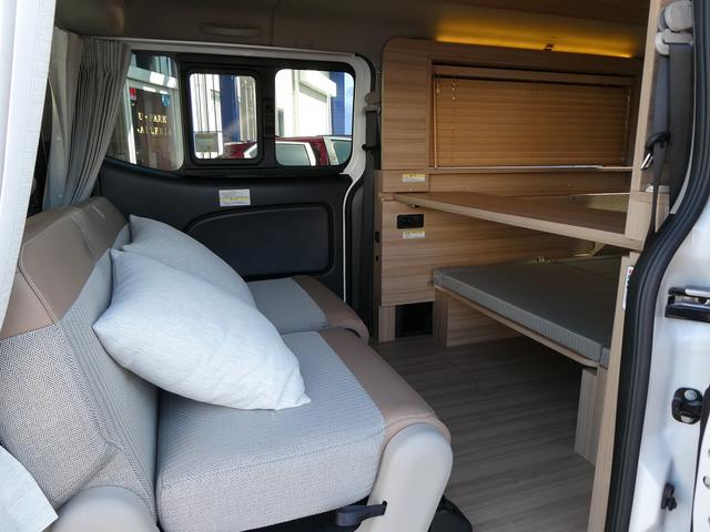 キャラバン グランドプレミアムGXマイルームローンチエディション OP跳ね上げベット・ロールスクリーン・ディーゼルターボ・両側スライドドア・左側自動ドア・アラウンドビュー・AC100V・外部電源入力システム・ルーフサイド間接照明・ウッドブラインド・木目調ルーフパネル(15枚目)