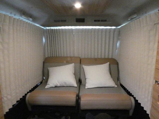 キャラバン グランドプレミアムGXマイルームローンチエディション OP跳ね上げベット・ロールスクリーン・ディーゼルターボ・両側スライドドア・左側自動ドア・アラウンドビュー・AC100V・外部電源入力システム・ルーフサイド間接照明・ウッドブラインド・木目調ルーフパネル(17枚目)