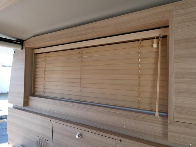 キャラバン グランドプレミアムGXマイルームローンチエディション OP跳ね上げベット・ロールスクリーン・ディーゼルターボ・両側スライドドア・左側自動ドア・アラウンドビュー・AC100V・外部電源入力システム・ルーフサイド間接照明・ウッドブラインド・木目調ルーフパネル(18枚目)