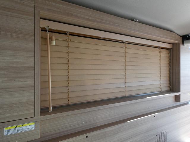 キャラバン グランドプレミアムGXマイルームローンチエディション OP跳ね上げベット・ロールスクリーン・ディーゼルターボ・両側スライドドア・左側自動ドア・アラウンドビュー・AC100V・外部電源入力システム・ルーフサイド間接照明・ウッドブラインド・木目調ルーフパネル(19枚目)