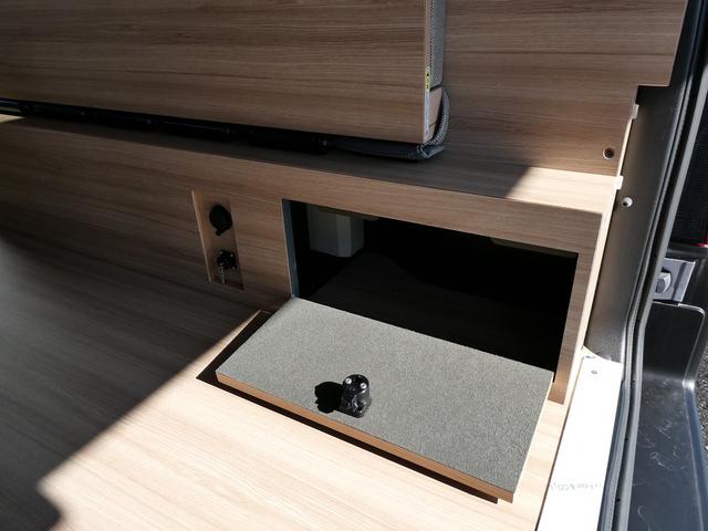 キャラバン グランドプレミアムGXマイルームローンチエディション OP跳ね上げベット・ロールスクリーン・ディーゼルターボ・両側スライドドア・左側自動ドア・アラウンドビュー・AC100V・外部電源入力システム・ルーフサイド間接照明・ウッドブラインド・木目調ルーフパネル(24枚目)