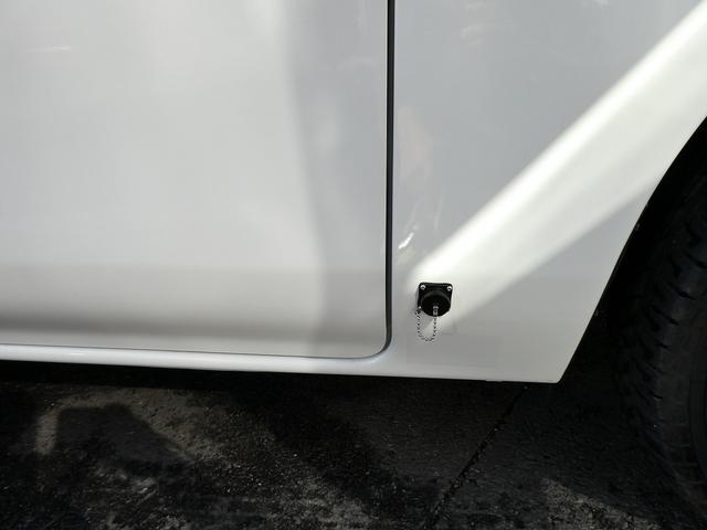 キャラバン グランドプレミアムGXマイルームローンチエディション OP跳ね上げベット・ロールスクリーン・ディーゼルターボ・両側スライドドア・左側自動ドア・アラウンドビュー・AC100V・外部電源入力システム・ルーフサイド間接照明・ウッドブラインド・木目調ルーフパネル(26枚目)