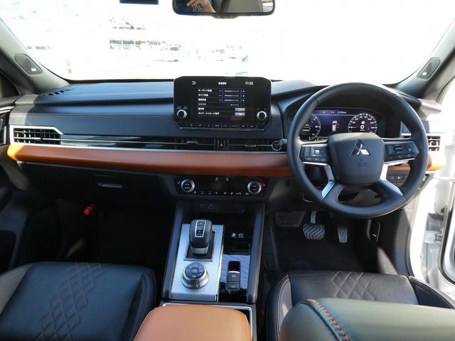 アウトランダーＰＨＥＶ Ｐ　黒革・アラウンドビュー・ＢＯＳＥサウンド・マイパイロット・ｅ－Ａｓｓｉｓｔ・純正ナビ・フルセグ・Ｓ－ＡＷＣ・純正エアロ・ミツビシコネクト・パワーバックドア・全席シートヒーター・ＨＵＤ・純正２０ＡＷ（9枚目）