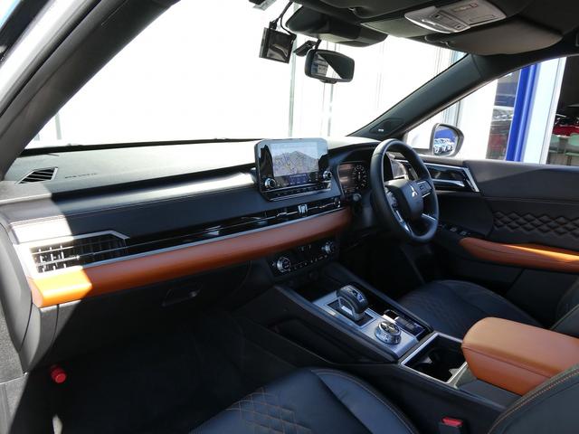 アウトランダーＰＨＥＶ Ｐ　黒革・アラウンドビュー・ＢＯＳＥサウンド・マイパイロット・ｅ－Ａｓｓｉｓｔ・純正ナビ・フルセグ・Ｓ－ＡＷＣ・純正エアロ・ミツビシコネクト・パワーバックドア・全席シートヒーター・ＨＵＤ・純正２０ＡＷ（20枚目）