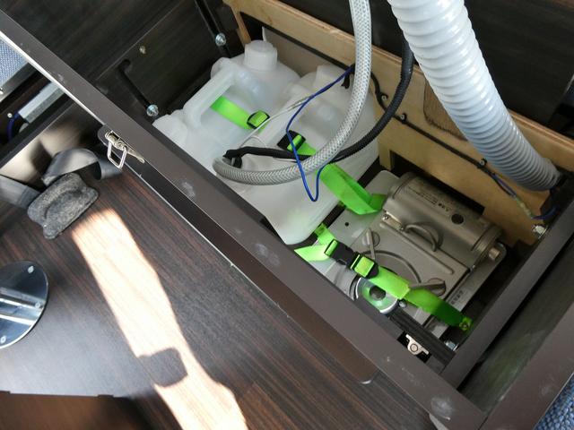 ＮＶ２００バネットバン 　キャンピングカー広島製　ポップ・コン　ポップアップルーフ・サブバッテリー・ＦＦヒーター・走行充電・外部入力電源・インバーター・シンク・コンロ・テーブル・ＳＤナビＢカメラ・ＰＯＰ．ＣＯＭ　キャンパーＲ（36枚目）