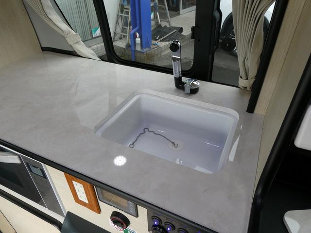 ハイエースバン ロングDX グリーンハンズ製 HAJIME リチウムバッテリー・電圧計・2000Wインバーター・外部電源・12Vクーラー・FFヒーター・走行時リアクーラー&ヒーター・シンク・40L冷蔵庫・9インチナビ・Bカメラ(26枚目)