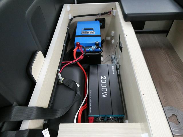 ハイエースバン ロングDX グリーンハンズ製 HAJIME リチウムバッテリー・電圧計・2000Wインバーター・外部電源・12Vクーラー・FFヒーター・走行時リアクーラー&ヒーター・シンク・40L冷蔵庫・9インチナビ・Bカメラ(46枚目)