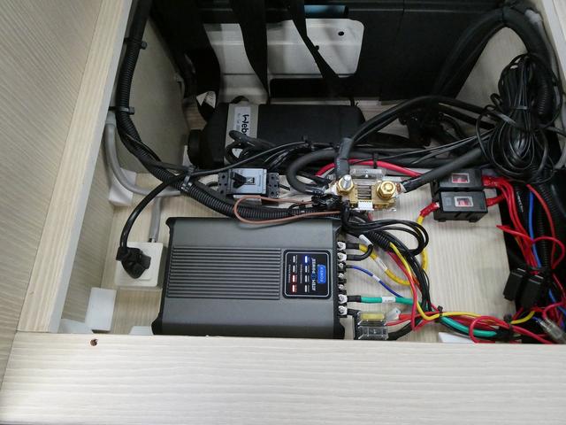 ハイエースバン ロングDX グリーンハンズ製 HAJIME リチウムバッテリー・電圧計・2000Wインバーター・外部電源・12Vクーラー・FFヒーター・走行時リアクーラー&ヒーター・シンク・40L冷蔵庫・9インチナビ・Bカメラ(49枚目)