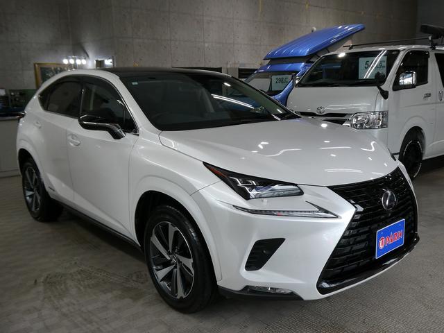 ＮＸ ＮＸ３００ｈブラックシークエンス　後期・特別仕様車・黒革Ｌ－ＴＥＸシート・パノラマルーフ・パノラミックビュー・３眼ＬＥＤ・ブラックグリル・ボディー同色フェンダーアーチ・純正ナビ・フルセグ・純正１８ＡＷ・パワーバックドア・シートヒーター（3枚目）