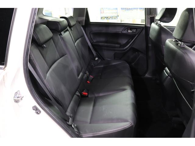 フォレスター Ｓ－リミテッド　ナビ　ＥＴＣ２．０　Ｒカメラ　黒革シート　パナソニックナビ（ＬＲ７００Ｄ）　フルセグＴＶ　ＥＴＣ２．０　パワーリヤゲート　ブラウンレザーシート　フロントパワーシートとヒーター　フロアマット　ドアバイザー　１８インチＡＷ（15枚目）