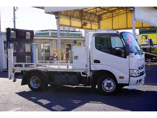 １０尺　バイク運搬車　２トン積　一方開　大型垂直パワーゲート　積載２０００ｋｇ　極東製　荷台シマ板張り　貫通式工具箱　床フック４対　作業灯　バックカメラ　坂道発進補助　左電格ミラー　社外ナビ　ＥＴＣ　フォグランプ　ＨＩＤヘッドライト　キーレス　標準幅　ショート(9枚目)