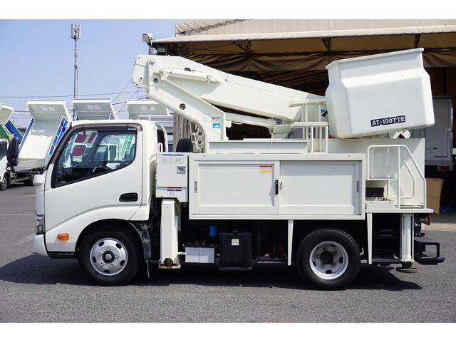 デュトロ 高所作業車　タダノ製ＡＴ－１００ＴＴＥ　最大地上高９．９ｍ　ＦＲＰバケット　バケット積載荷重２００ｋｇ　積載３００ｋｇ　工具入れ　ブーム自動格納　ジョイスティックタイプ　アワーメーター１５４０ｈ　社外ナビ　フォグランプ　左電格ミラー　電気工事仕様　ＡＴ（7枚目）