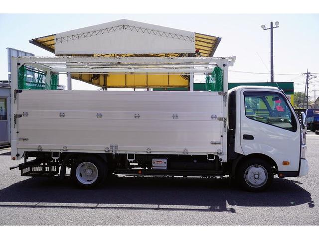 ワイドロング　平ボディー　資源ゴミ回収車　２トン　三方開　積載２０００ｋｇ　アルミブロック　二段アオリ　天井電動コボレーン　荷台ステンレス張り　飛散防止カーテン式ネット　鳥居シマ板張り　床下網工具入れ　セイコーラック　バックカメラ　左電格ミラー　メッキ(5枚目)