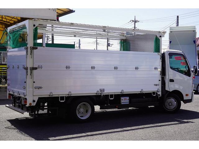 ワイドロング　平ボディー　資源ゴミ回収車　２トン　三方開　積載２０００ｋｇ　アルミブロック　二段アオリ　天井電動コボレーン　荷台ステンレス張り　飛散防止カーテン式ネット　鳥居シマ板張り　床下網工具入れ　セイコーラック　バックカメラ　左電格ミラー　メッキ(9枚目)