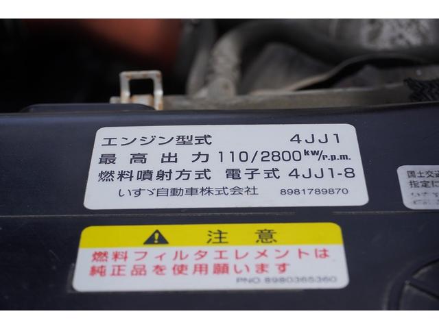 エルフトラック 標準幅　セミロング　平ボディー　大型垂直パワーゲート　２トン　積載２０００ｋｇ　三方開　アオリ欄干付き　荷台シマ板張り　鳥居シマ板張り　坂道発進補助　登録遅れ車　製造年平成２３年式（12枚目）