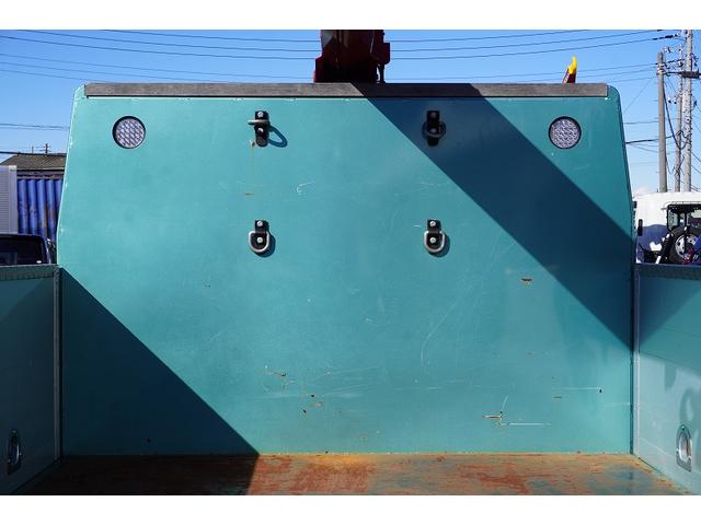 エルフトラック ワイドロング　３段クレーン　２トン　アルミブロック　ラジコン　積載２０００ｋｇ　古河ユニック製　フックイン　２．９３ｔ吊　鳥居床下左右工具箱　カゴ　ロープ穴４対　アオリ上部プロテクター　作業灯　鳥居鉄板張り　ＬＥＤヘッドライト　フォグ　坂道発進補助　左電格ミラー（23枚目）