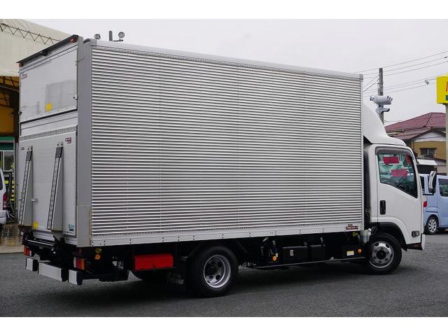 エルフトラック ワイドロング　アルミバン　２トン積　手動跳上パワーゲート　積載２０００ｋｇ　ラッシング３段　導風板　高箱　左電格ミラー　バックカメラ　ナビ　ＥＴＣ２．０　フォグランプ　日本フルハーフ製　ＡＴ（7枚目）