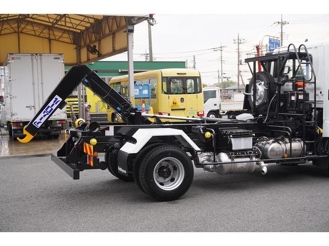 ファイター ４トン　アームロール　新明和製　ツインシリンダー　網工具入れ　ベッドレス　積載３５００ｋｇ　キャブバックステップ　ＨＩＤヘッドライト　フォグランプ　坂道発進補助　バックカメラ　衝突軽減ブレーキ　車線逸脱警報　６速ＭＴ（33枚目）