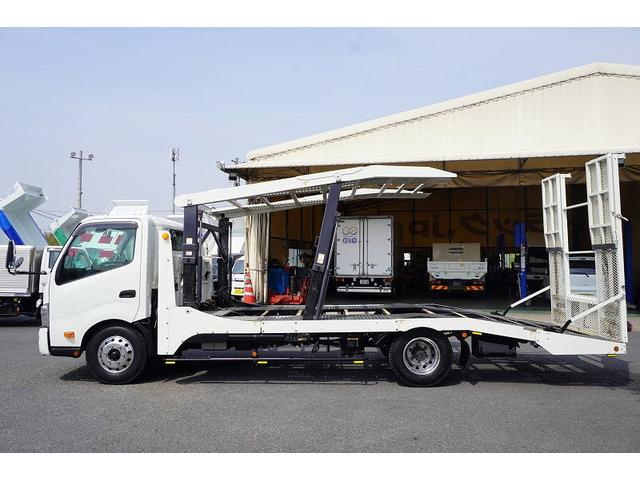 デュトロ キャリアカー　２台積　３．５トン積　ラジコン　ウインチ　古河　積載３５００ｋｇ　油圧リアゲート　アルミホイール　社外テール　ＥＴＣ　坂道発進補助　左電格ミラー　クリアランスソナー　ＬＥＤヘッドライト　フォグ　衝突軽減ブレーキ　電動パーキングブレーキ　６速ＭＴ（3枚目）